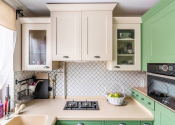 Otthonos, jól felszerelt konyha 6m2-en, mosogató az ablak elé helyezve