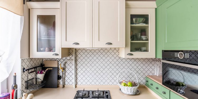 Otthonos, jól felszerelt konyha 6m2-en, mosogató az ablak elé helyezve