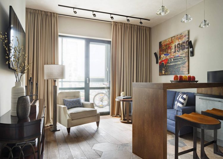 Tér felosztása hálószoba, nappali, konyha zónákra kis lakásban, stílusos, praktikus berendezés