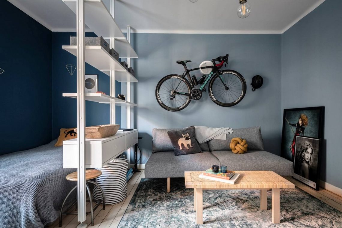 Térelválasztás színárnyalatokkal és könyvespolccal - kis lakás karakteres elemekkel és tágas konyhával