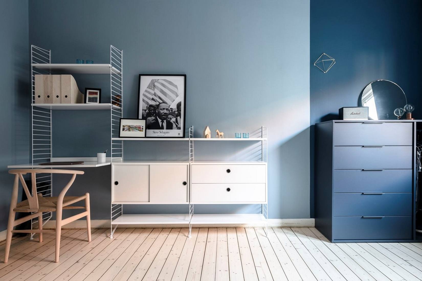 Térelválasztás színárnyalatokkal és könyvespolccal - kis lakás karakteres elemekkel és tágas konyhával