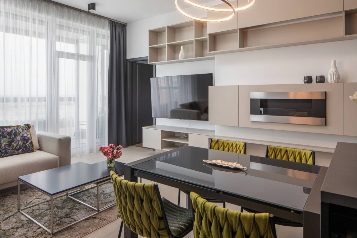 BudaPart lakóparkban berendezett két egyforma lakás, melyek csak a színekben térnek el egymástól