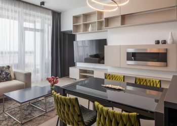 BudaPart lakóparkban berendezett két egyforma lakás, melyek csak a színekben térnek el egymástól