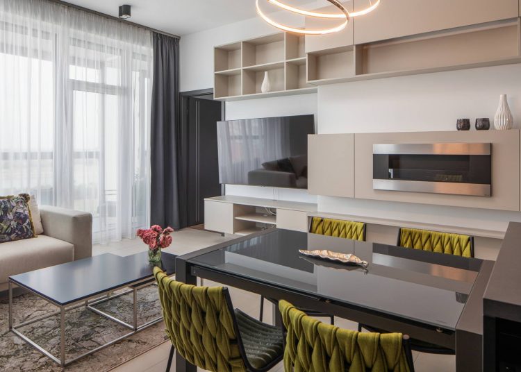 BudaPart lakóparkban berendezett két egyforma lakás, melyek csak a színekben térnek el egymástól