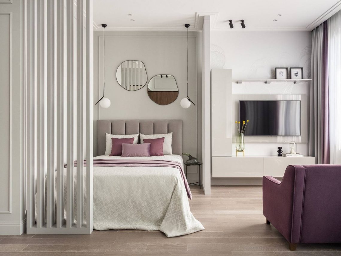 Fiatal nő új 43m2-es lakása, gyöngyház, lila, krém és fa színek, modern berendezés - elosztás, zónák kijelölése bútorokkal nyitott, egyszobás térben