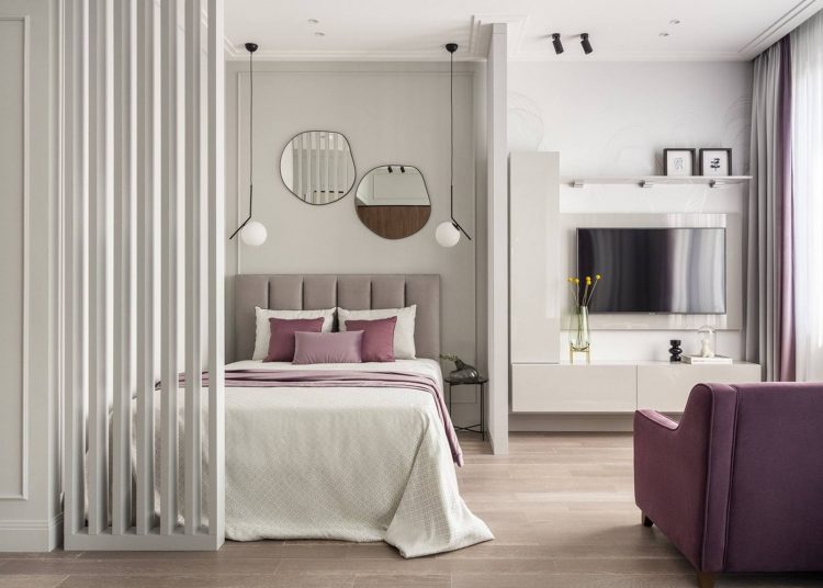 Fiatal nő új 43m2-es lakása, gyöngyház, lila, krém és fa színek, modern berendezés - elosztás, zónák kijelölése bútorokkal nyitott, egyszobás térben