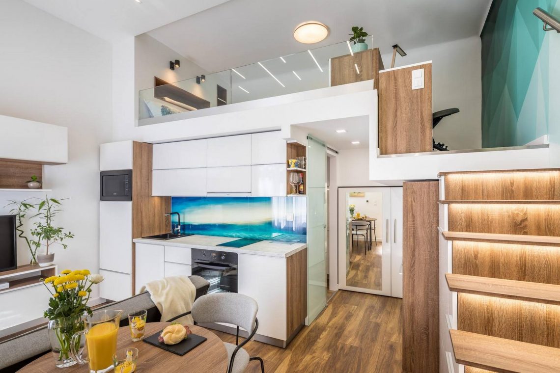 Korábbi cselédlakás teljes felújítása régi budapesti belvárosi bérházban - 21m2, galériával