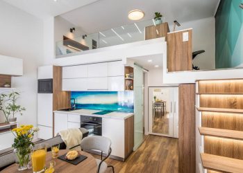 Korábbi cselédlakás teljes felújítása régi budapesti belvárosi bérházban - 21m2, galériával