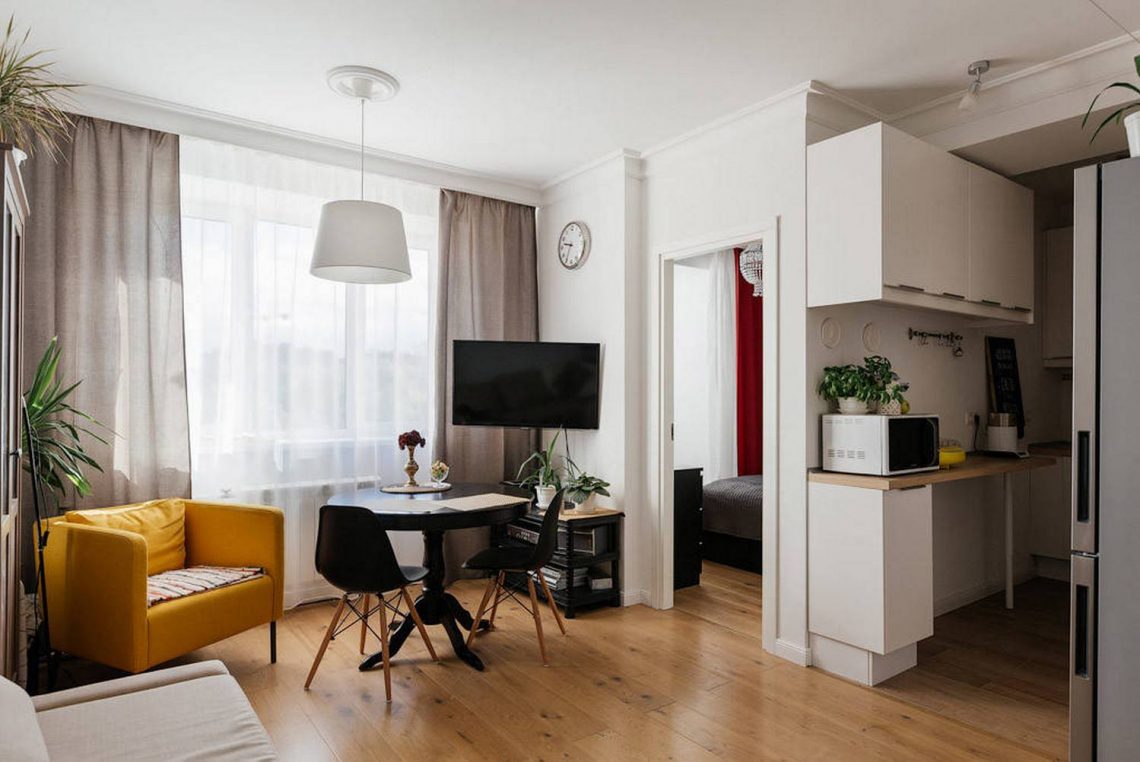 Praktikus, költségkímélő berendezés fiatal pár 44m2-es otthonában, felújítás az elosztás átszervezésével - külön hálószoba az eredetileg nagy konyha csökkentésével, IKEA bútorok