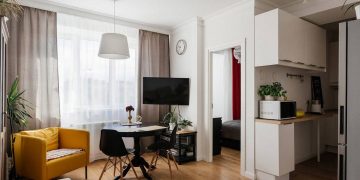Praktikus, költségkímélő berendezés fiatal pár 44m2-es otthonában, felújítás az elosztás átszervezésével - külön hálószoba az eredetileg nagy konyha csökkentésével, IKEA bútorok