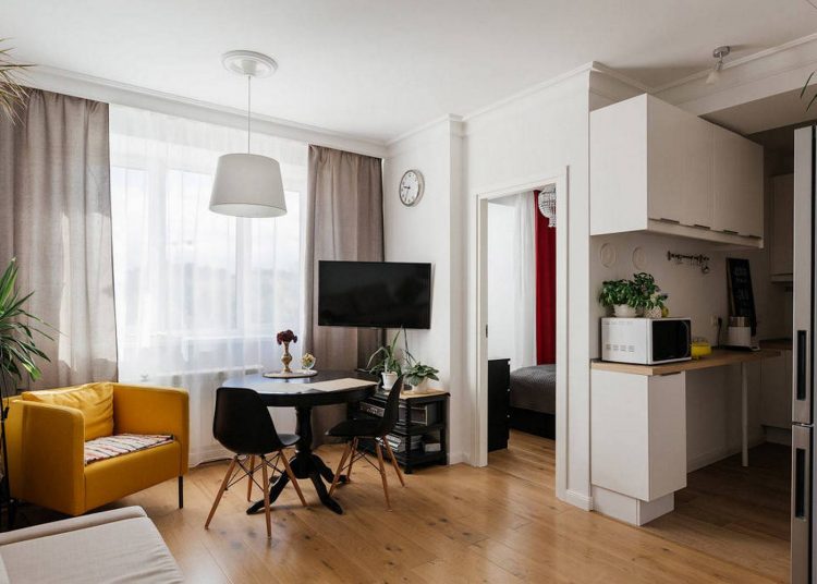 Praktikus, költségkímélő berendezés fiatal pár 44m2-es otthonában, felújítás az elosztás átszervezésével - külön hálószoba az eredetileg nagy konyha csökkentésével, IKEA bútorok