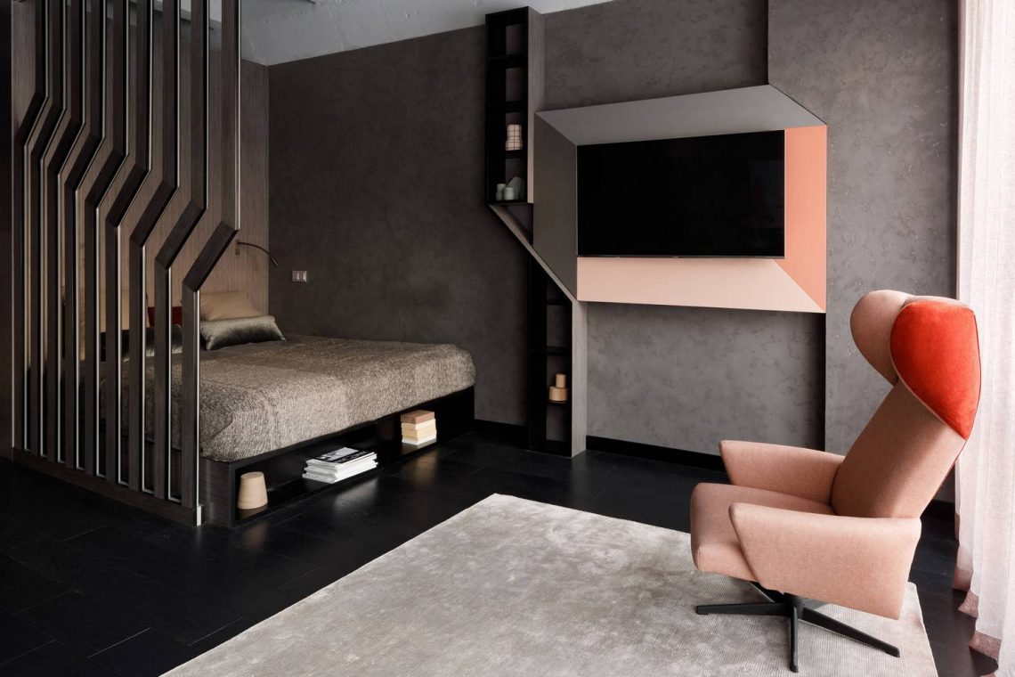 Sötét, modern dekoráció és berendezés fiatal férfi 40m2-es új otthonában - mikrocement, furnér, kőporcelán és keményfa, nyitott elrendezés