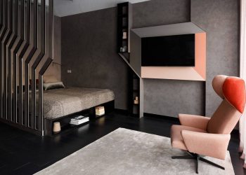 Sötét, modern dekoráció és berendezés fiatal férfi 40m2-es új otthonában - mikrocement, furnér, kőporcelán és keményfa, nyitott elrendezés