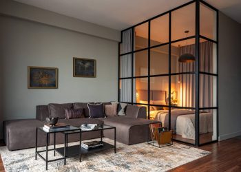 Szép, semleges, nyugodt enteriőr 43m2-en, fiatal pár igényeihez igazítva a berendezést - semleges színpaletta, üvegfallal leválasztott háló, finoman loft jelleg