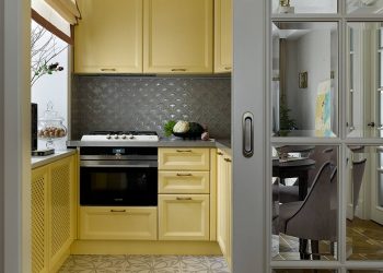 Szép lakás sárga konyhával, elegáns részletek 45m2-en - öreg lakás igényes felújítása, stílusos, időtlen enteriőr