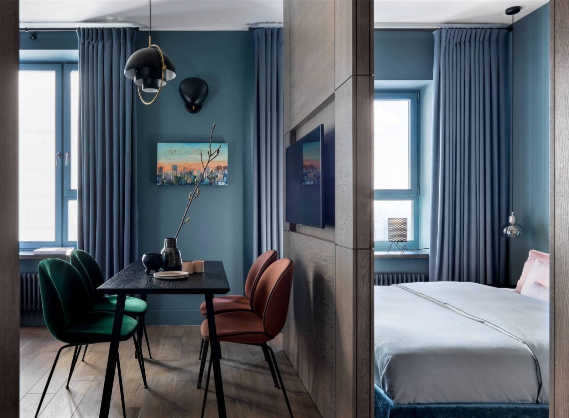 Elegáns kis lakás berendezés sötét színek és fa kombinációjával 36m2-en