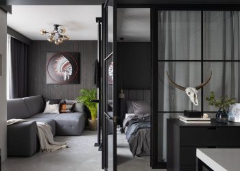 Fiatal férfi hangulatos mini loft lakása 37m2-en, indusztriális stílus természetes elemekkel