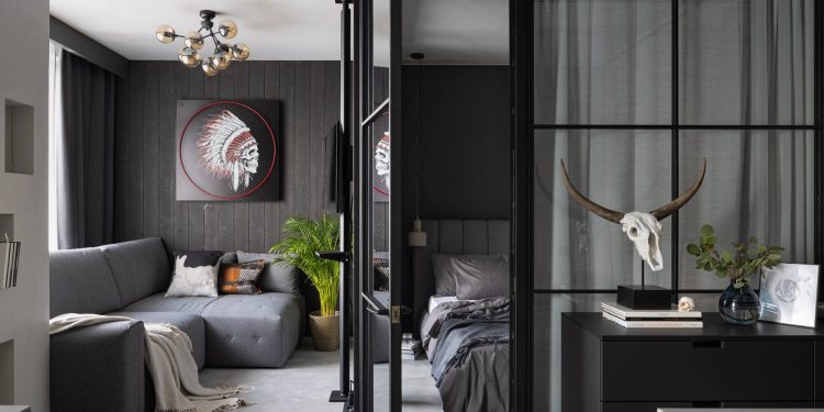 Fiatal férfi hangulatos mini loft lakása 37m2-en, indusztriális stílus természetes elemekkel