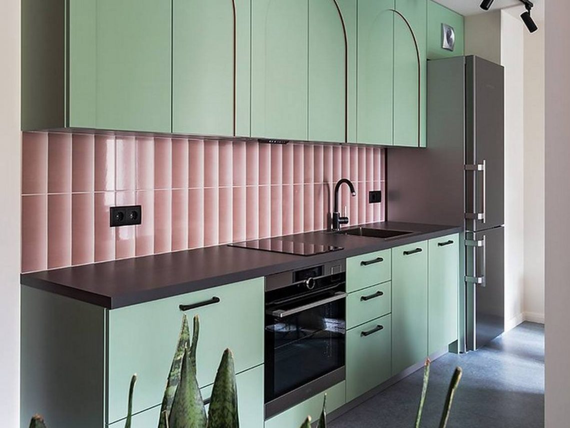 Fiatal lány kis lakása szokatlan és látványos színpalettával - color blocking 36m2-en