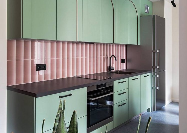 Fiatal lány kis lakása szokatlan és látványos színpalettával - color blocking 36m2-en