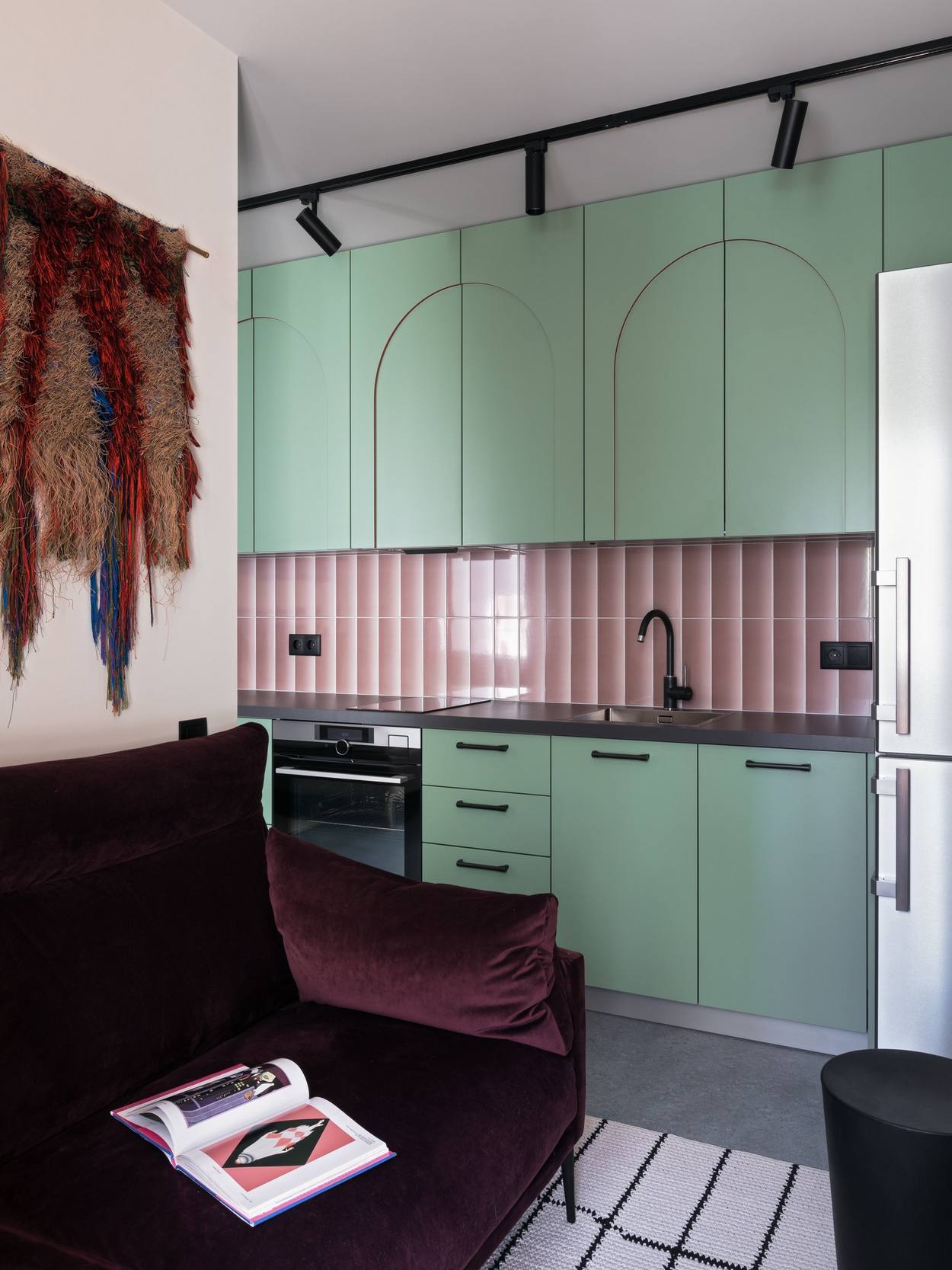 Fiatal lány kis lakása szokatlan és látványos színpalettával - color blocking 36m2-en Fiatal lány kis lakása szokatlan és látványos színpalettával - color blocking 36m2-en