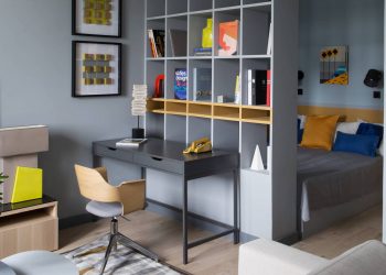 Fiatal pár egyszobás lakása egyszerű, praktikus, modern berendezéssel, 45m2 - szürke, sárga, kék színpaletta, polcos térelválasztó nappali és háló zóna között