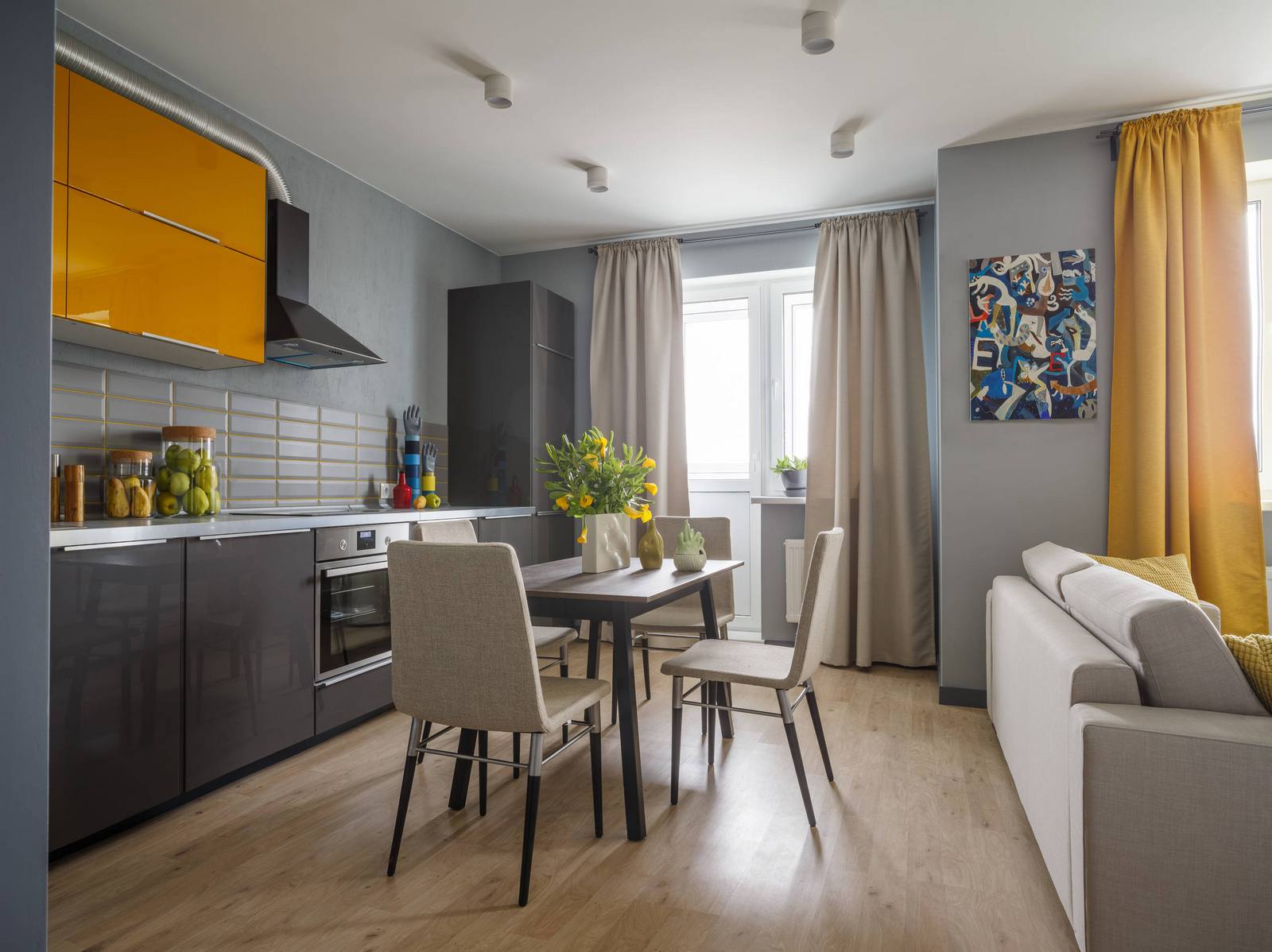 Fiatal pár egyszobás lakása egyszerű, praktikus, modern berendezéssel, 45m2 - szürke, sárga, kék színpaletta, polcos térelválasztó nappali és háló zóna között
