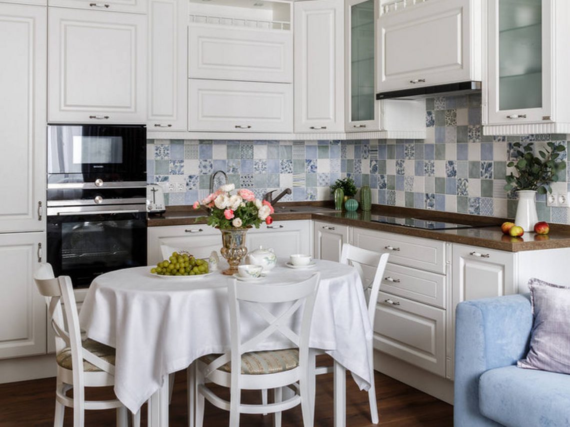 Mediterrán színek, kényelmes elrendezés két hálószobával 69m2-en