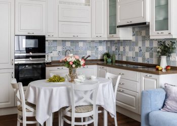 Mediterrán színek, kényelmes elrendezés két hálószobával 69m2-en