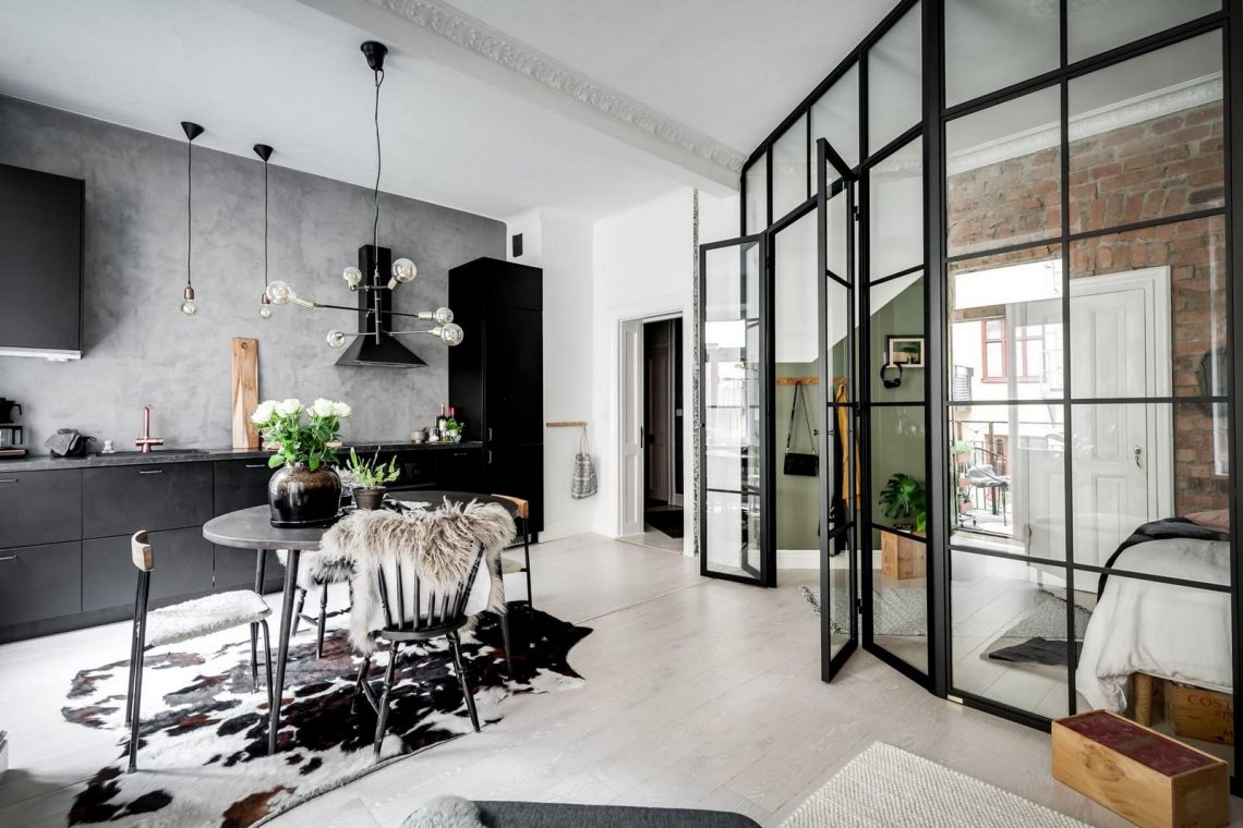 Otthonos és érdekes 44m2, fekete konyha, üvegfal, színek és anyagok kreatív kombinációja