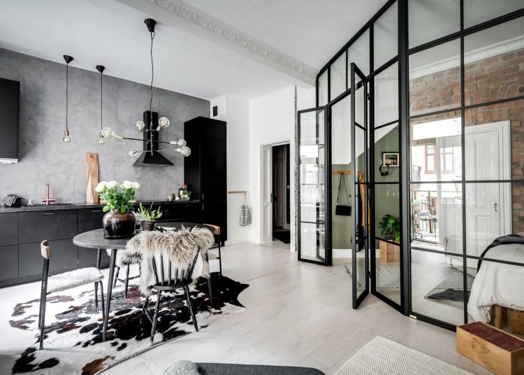 Otthonos és érdekes 44m2, fekete konyha, üvegfal, színek és anyagok kreatív kombinációja