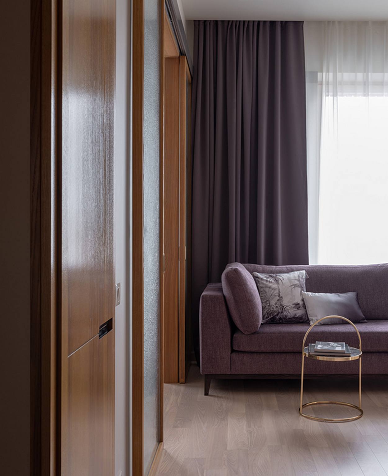 Új, kis lakás elegáns és finoman nőies berendezése 33m2-en, tolóajtókkal elválasztott tér