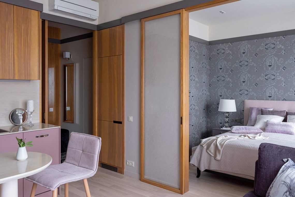 Új, kis lakás elegáns és finoman nőies berendezése 33m2-en, tolóajtókkal elválasztott tér