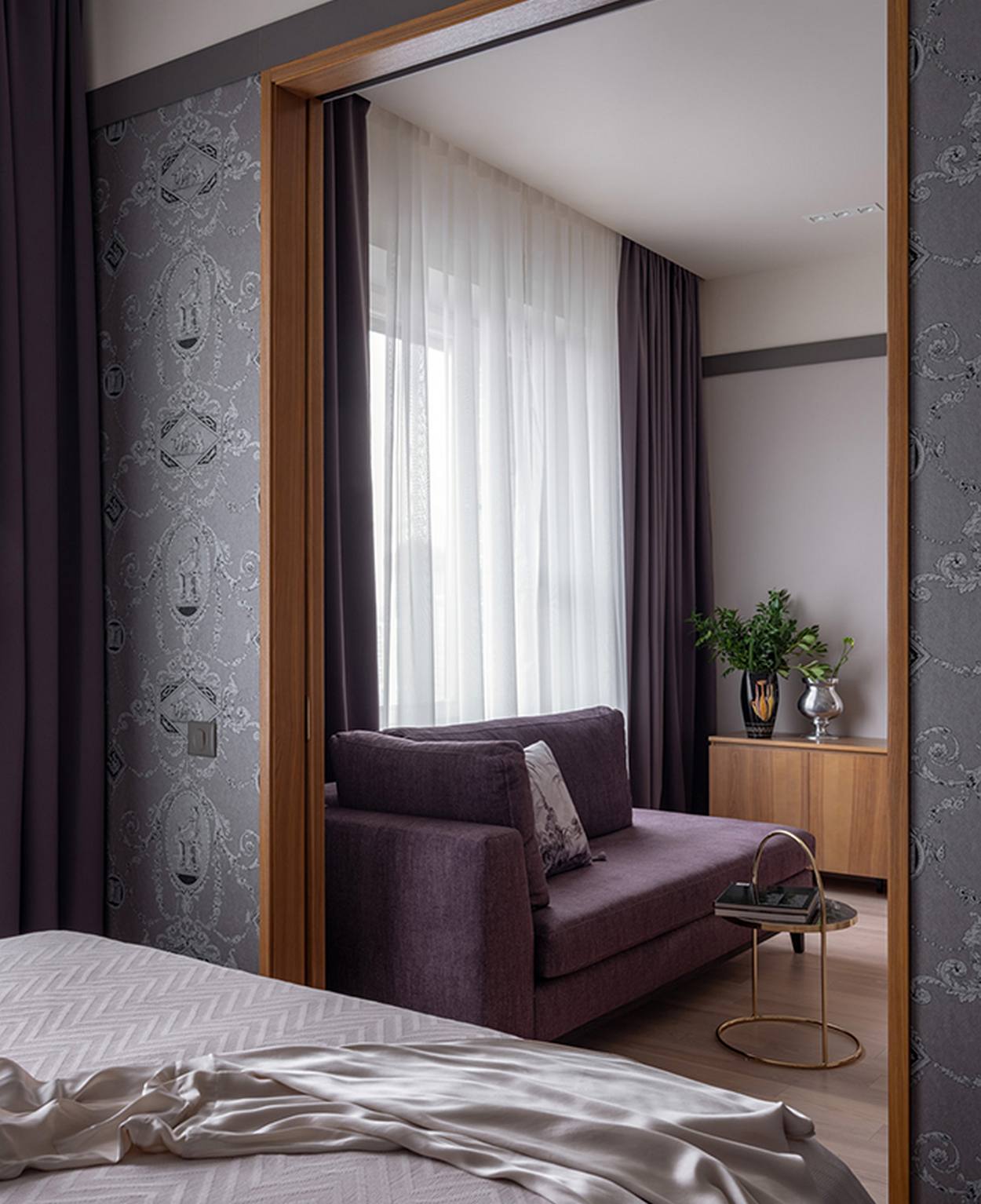 Új, kis lakás elegáns és finoman nőies berendezése 33m2-en, tolóajtókkal elválasztott tér