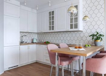 Fehér konyha és lágy színek, fiatal első otthona 43m2-en - szabályos négyzet alaprajz, két szoba