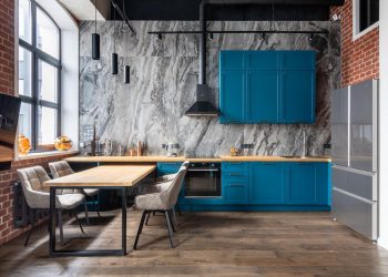 Hálószoba a galérián, nagy belmagasság - stílusos 45m2-es lakás volt ipari épületben