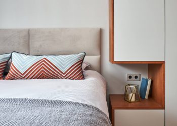 Idős férfi modern lakása, 41m2-en falak helyett bútorokkal tagolva a teret