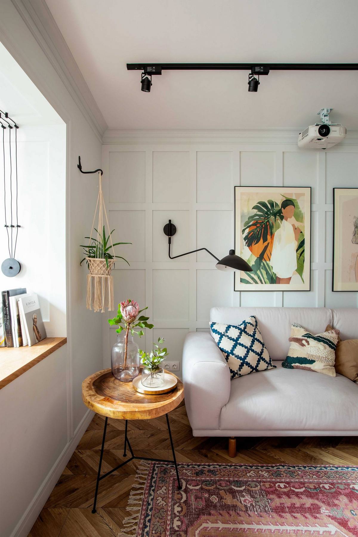 Mély vörös, megemelt hálófülke fiatal lány érdekes és hangulatos 47m2-es otthonában Mély vörös, megemelt hálófülke fiatal lány érdekes és hangulatos 47m2-es otthonában