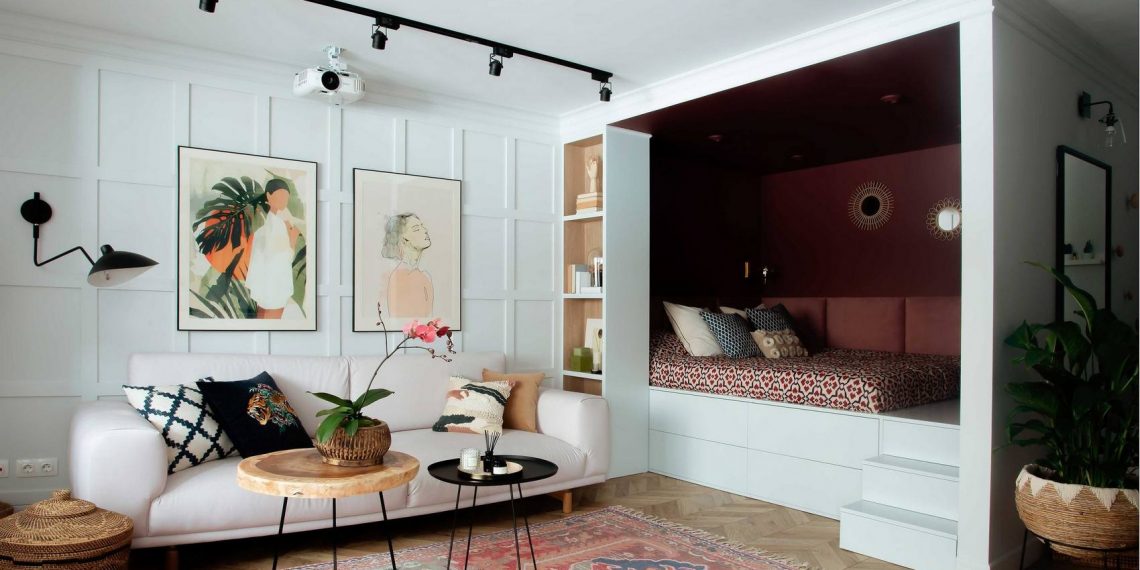Mély vörös, megemelt hálófülke fiatal lány érdekes és hangulatos 47m2-es otthonában