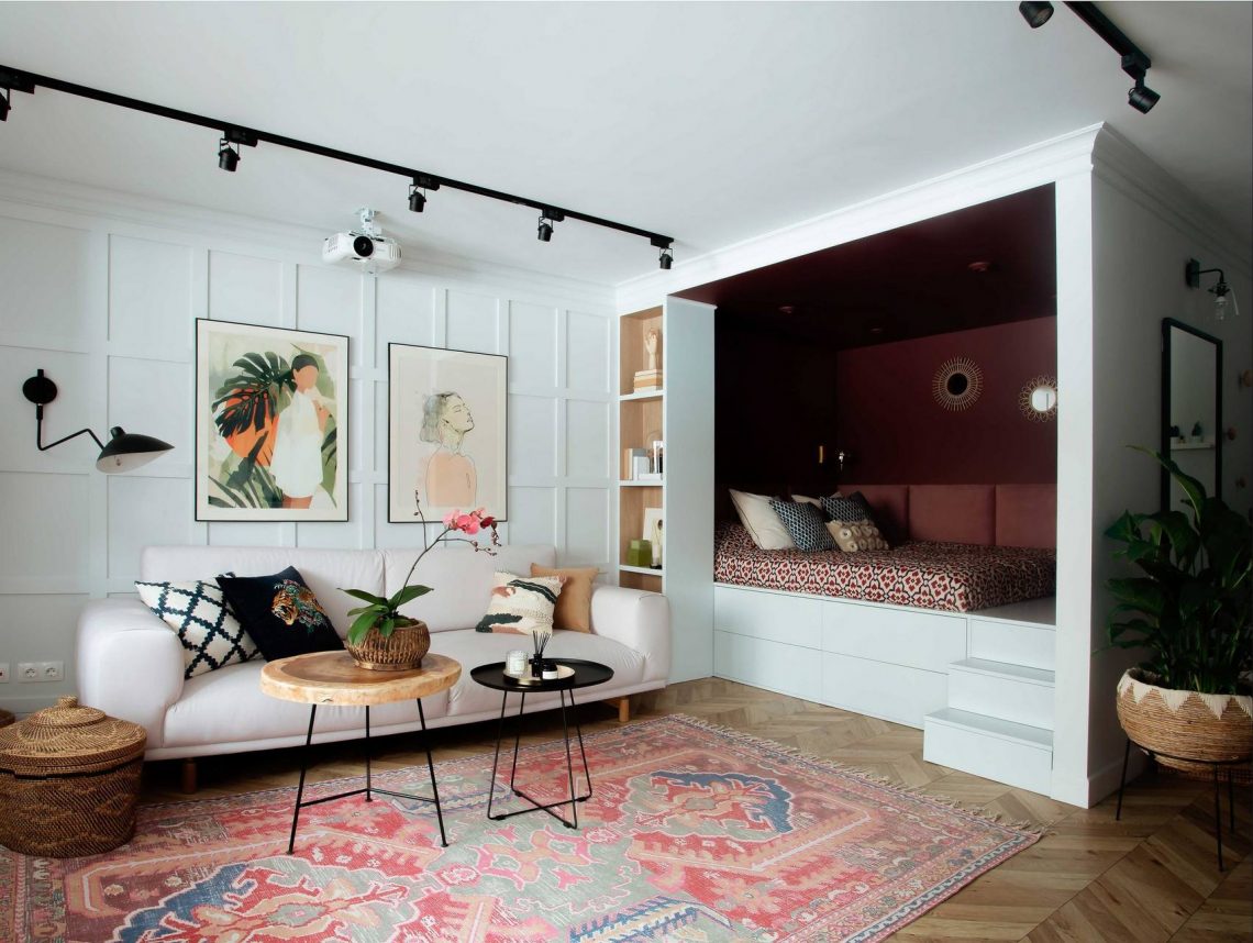 Mély vörös, megemelt hálófülke fiatal lány érdekes és hangulatos 47m2-es otthonában