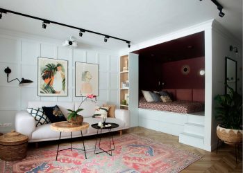 Mély vörös, megemelt hálófülke fiatal lány érdekes és hangulatos 47m2-es otthonában