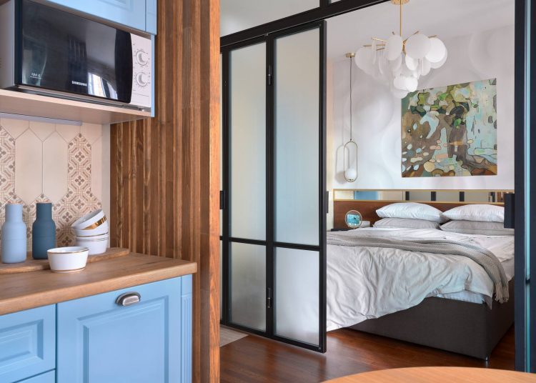 Panoráma ablak háló és nappal között, pár 35m2-es lakása színes konyhával