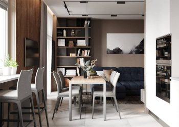 Szép semleges színárnyalatok és egy mélykék kanapé fehérrel kombinálva egyszobás lakásban