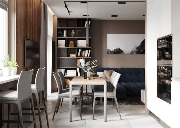 Szép semleges színárnyalatok és egy mélykék kanapé fehérrel kombinálva egyszobás lakásban