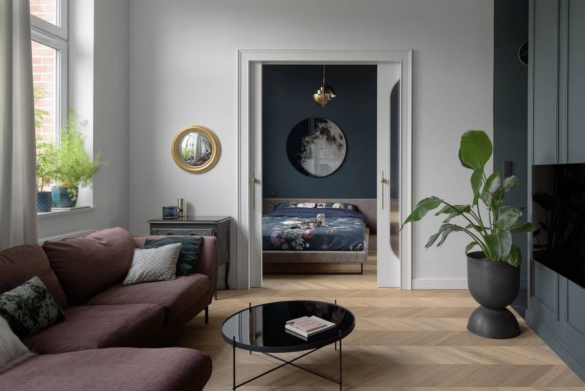 Dekoráció mély színekkel, egyedi hangulat régi bérház 50m2-es lakásában,, tágasra hangolt terek