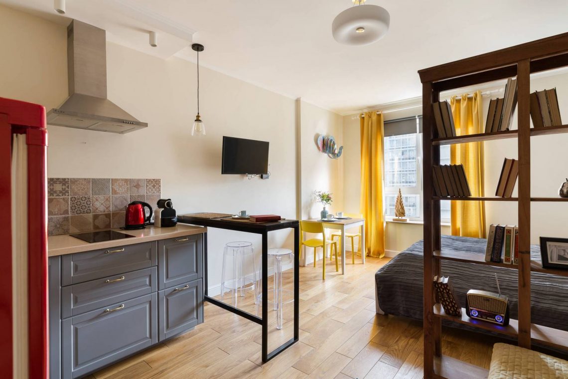 Férfi kedvesen, otthonosan berendezett 27m2-es pici stúdiólakása