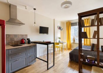 Férfi kedvesen, otthonosan berendezett 27m2-es pici stúdiólakása