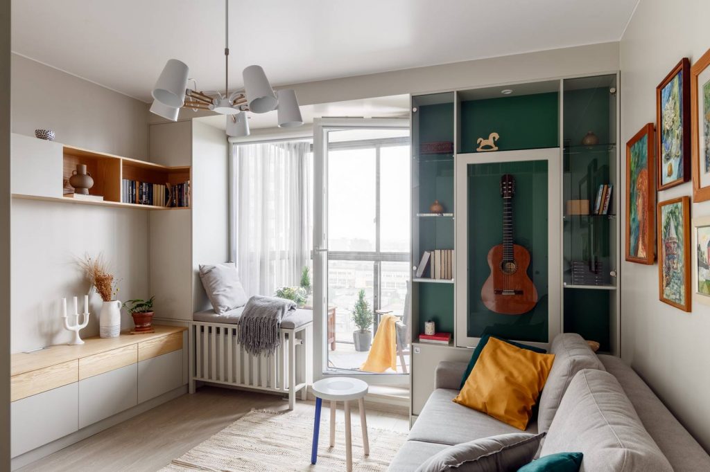 Keskeny egyszobás lakás stílusos, praktikus berendezése egy lakónak, 34m2