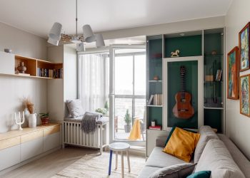 Keskeny egyszobás lakás stílusos, praktikus berendezése egy lakónak, 34m2