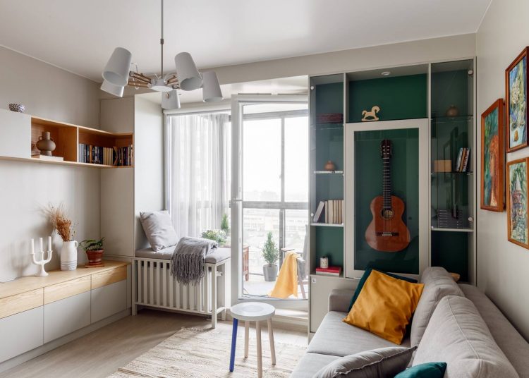 Keskeny egyszobás lakás stílusos, praktikus berendezése egy lakónak, 34m2